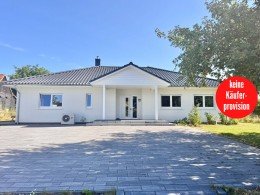 Hauptbild HORN IMMOBILIEN ++ Winkelbungalow 5 km bis Neubrandenburg, Baujahr 2022, Doppelgarage + Carport