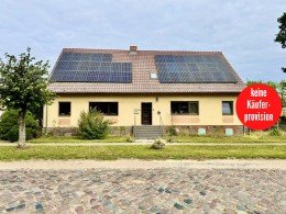 Hauptbild HORN IMMOBILIEN ++ Einfamilienhaus in Nadrensee mit viel Platz, großem Garten, Kamin und PV-Anlage.